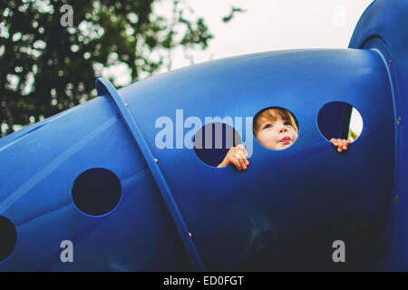 Ragazzo che gioca in un parco giochi, Stati Uniti Foto Stock