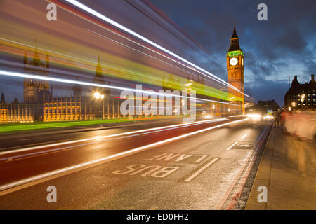 Sentieri leggeri sul ponte di Westminster dal Big ben e dal Parlamento, Londra, Inghilterra, Regno Unito Foto Stock