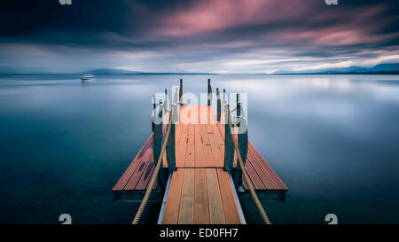 La Svizzera, Vaud, Morges, Pontoon pier con pavimento in legno ancora lago Foto Stock