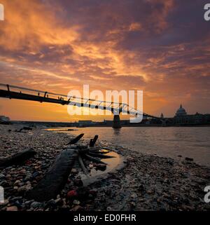 Regno Unito, Inghilterra, Londra, Millenium Bridge stagliano contro il cielo al tramonto Foto Stock