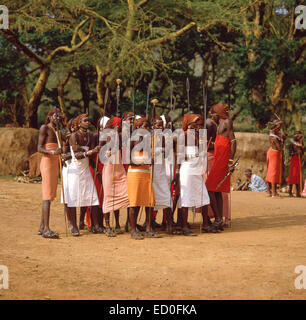 Maasai guerriero maschio ballerini del Masai Mara riserva nazionale, Narok County, Kenya Foto Stock