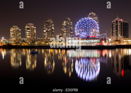 City Skyline riflessioni a False Creek, Vancouver, British Columbia, Canada Foto Stock