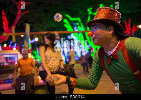 Santo Domingo, Repubblica Dominicana. 22 dic 2014. Un clown esegue durante la manifestazione "Natale luminoso', al Parco Iberoamerica, in Santo Domingo, Repubblica Dominicana, a Dic. 22, 2014. L'evento è visitato da famiglie Dominicana per godere di luci e decorazioni natalizie, secondo la stampa locale. Credito: Fran Afonoso/Xinhua/Alamy Live News Foto Stock