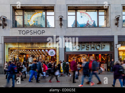 Christmas Shopper fuori TOPSHOP, Oxford Street, Londra, Inghilterra Foto Stock