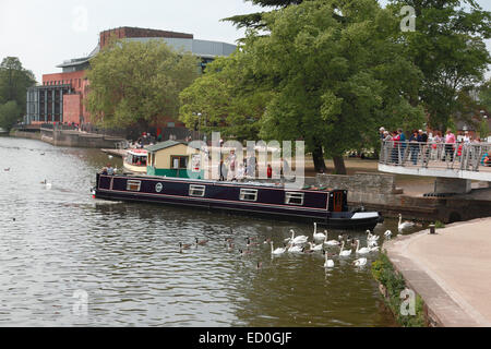 Un narrowboat lasciando il fiume Avon e inserendo il blocco del canale che conduce al Bacino di Bancroft in Stratford upon Avon, Warwickshire Foto Stock