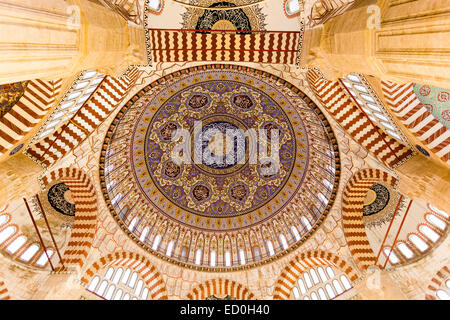 L'interno della moschea di Selimiye a Edirne. Cupola dipinta dall'interno. Foto Stock