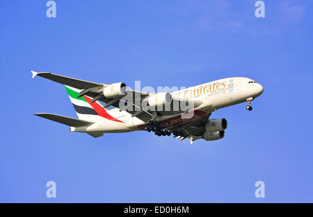 Emirates Airbus A380 l'atterraggio all' Aeroporto di Heathrow, London Borough of Hillingdon, Greater London, England, Regno Unito Foto Stock