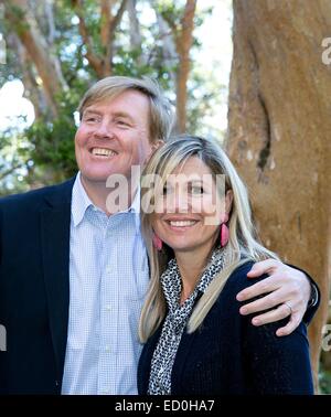 Argentina. 22 dic 2014. Olandese Willem-Alexander re e regina Maxima rappresentano per i supporti prima che le loro vacanze di Natale a Bosque de Arrayanes, nel parco nazionale di Los Arrayanes, sulla penisola di Villa La Angostura, 22 dicembre 2014. Credito: dpa picture alliance/Alamy Live News Foto Stock