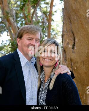 Argentina. 22 dic 2014. Olandese Willem-Alexander re e regina Maxima rappresentano per i supporti prima che le loro vacanze di Natale a Bosque de Arrayanes, nel parco nazionale di Los Arrayanes, sulla penisola di Villa La Angostura, 22 dicembre 2014. Credito: dpa picture alliance/Alamy Live News Foto Stock