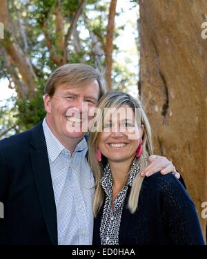 Argentina. 22 dic 2014. Olandese Willem-Alexander re e regina Maxima rappresentano per i supporti prima che le loro vacanze di Natale a Bosque de Arrayanes, nel parco nazionale di Los Arrayanes, sulla penisola di Villa La Angostura, 22 dicembre 2014. Credito: dpa picture alliance/Alamy Live News Foto Stock