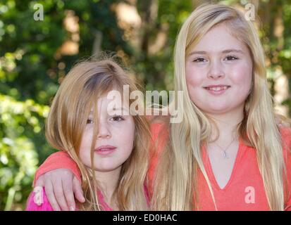 Argentina. 22 dic 2014. Dutch Crown Princess Amalia (R) e la principessa Alexia rappresentano per i supporti prima che le loro vacanze di Natale a Bosque de Arrayanes, nel parco nazionale di Los Arrayanes, sulla penisola di Villa La Angostura, 22 dicembre 2014. Credito: dpa picture alliance/Alamy Live News Foto Stock