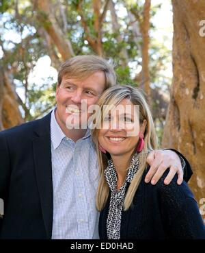 Argentina. 22 dic 2014. Olandese Willem-Alexander re e regina Maxima rappresentano per i supporti prima che le loro vacanze di Natale a Bosque de Arrayanes, nel parco nazionale di Los Arrayanes, sulla penisola di Villa La Angostura, 22 dicembre 2014. Credito: dpa picture alliance/Alamy Live News Foto Stock