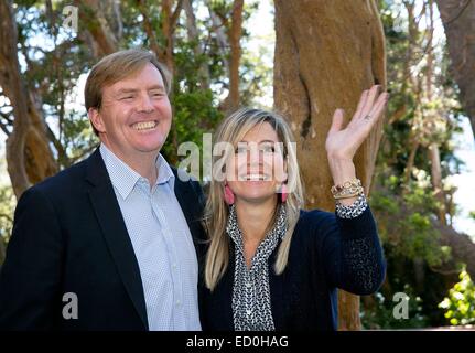 Argentina. 22 dic 2014. Olandese Willem-Alexander re e regina Maxima rappresentano per i supporti prima che le loro vacanze di Natale a Bosque de Arrayanes, nel parco nazionale di Los Arrayanes, sulla penisola di Villa La Angostura, 22 dicembre 2014. Credito: dpa picture alliance/Alamy Live News Foto Stock