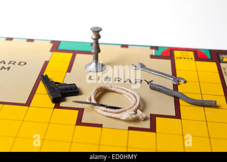 A metà del XX secolo Cluedo gioco di bordo con armi originali e corda in sala biblioteca Foto Stock