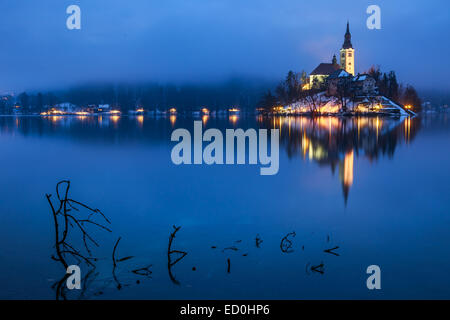 Fine della giornata presso il lago di Bled in inverno, Slovenia, Europa Foto Stock