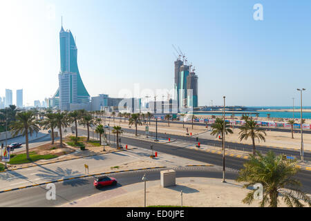 Manama, Bahrain - 21 Novembre 2014: grattacieli torri sono in costruzione nella città di Manama, la capitale del Bahrain. Medio Oriente Foto Stock