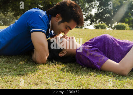 2 coppia indiana park romanticismo Foto Stock