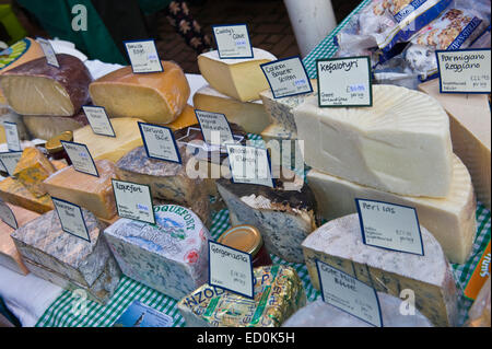 In stallo la vendita di una varietà di formaggi durante il Food festival a Kington Herefordshire England Regno Unito Foto Stock