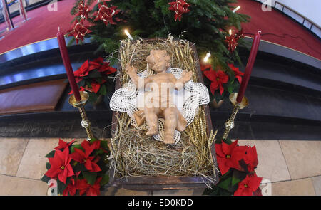 Munich-Neuaubing, Germania. 23 dic 2014. Un Gesù che figura si trova nella chiesa cattolica di san Konrad in Munich-Neuaubing, Germania, 23 dicembre 2014. I preparativi per le vacanze di Natale sono in pieno svolgimento presso la parrocchia. Foto: Felix Hoerhager/dpa/Alamy Live News Foto Stock