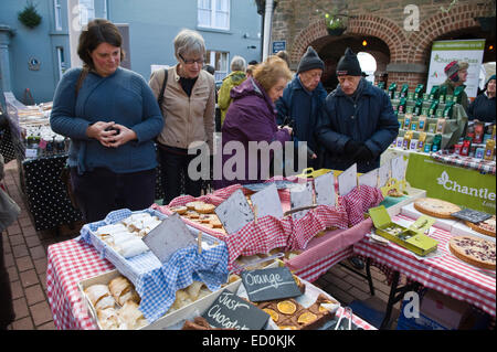 Bancarella vendendo una varietà di torte e crostate durante il Food festival a Kington Herefordshire England Regno Unito Foto Stock