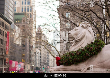 Vacanze di Natale decorazioni su la biblioteca pubblica lions 16 dicembre 2014 nella città di New York, NY. Foto Stock