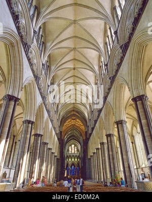 Interno navata della Cattedrale di Salisbury, Salisbury, Wiltshire, Inghilterra, Regno Unito Foto Stock