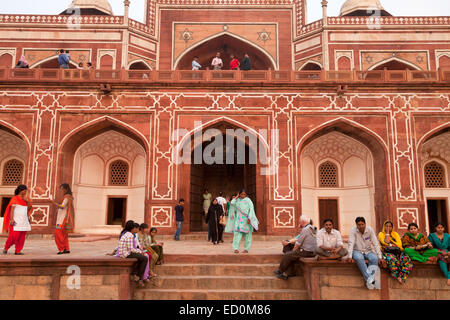 Visitatori indiano all'ingresso per la tomba di Humayun, patrimonio mondiale dell UNESCO a Delhi, India, Asia Foto Stock