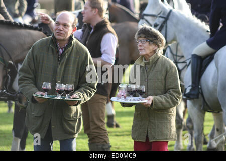 Oakham, Rutland, UK. 23 dic 2014. Piedi seguaci di consegnare la coppa di staffatura per i seguaci montato al soddisfare del Cottesmore caccia svoltasi presso il villaggio di Barleythorpe vicino a Oakham, Rutland, Inghilterra. Credito: Jim Harrison/Alamy Live News Foto Stock