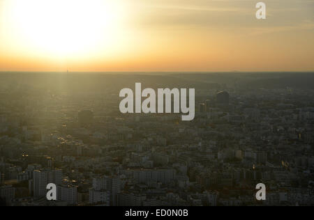 Parigi tramonto, visto dal ponte di osservazione della Torre di Montparnasse Foto Stock