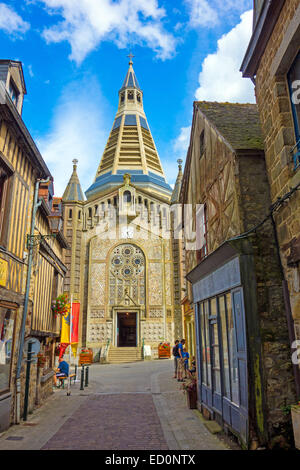 Strada stretta con chiesa conica tower, Domfront, Normandia Francia Foto Stock