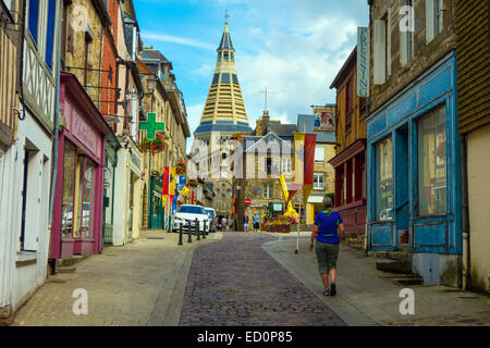 Strada stretta con chiesa conica tower, Domfront, Normandia Francia Foto Stock