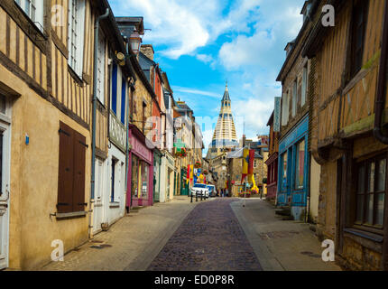 Strada stretta con chiesa conica tower, Domfront, Normandia Francia Foto Stock