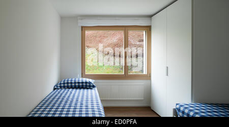 Architettura, Moderno appartamento, svuotare la camera da letto con due letti singoli e guardaroba Foto Stock