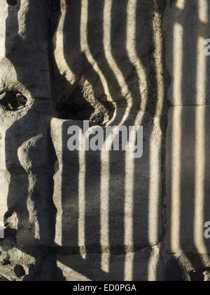 Ombre astratta di un recinto sul muro di Newark Castle nel Nottinghamshire Foto Stock