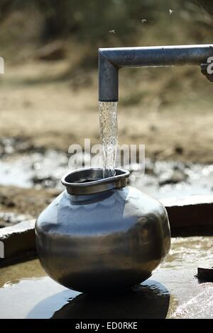 Pentola di acqua stata riempita al pozzo India Foto Stock