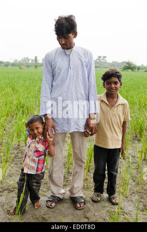 Rurale indiano padre con campo secondario Foto Stock