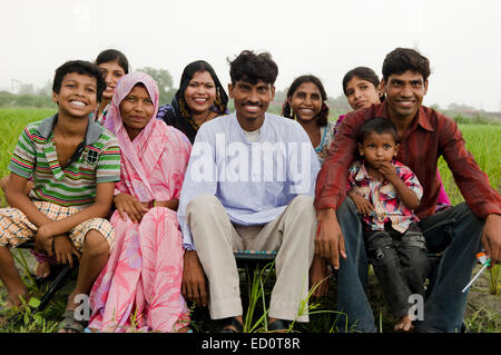 Rurale indiano campo famiglia godetevi Foto Stock