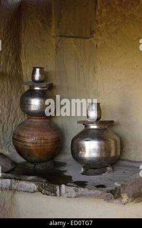 Raccolte di acqua piovana mantenuta in pentole di creta India Foto Stock