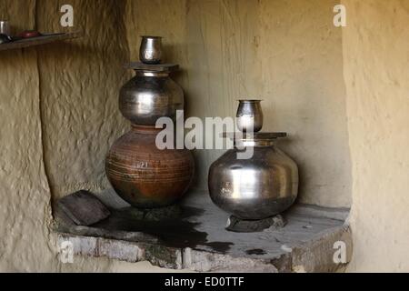 Raccolte di acqua piovana mantenuta in pentole di creta India Foto Stock