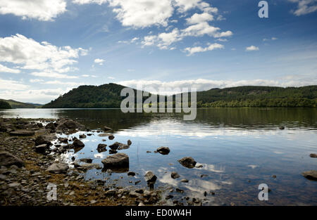 Estate cielo riflesse nelle calme acque del RSPBs Loch Ruthven nelle Highlands della Scozia Foto Stock