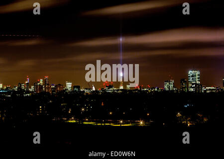 Skyline di Londra La notte Shard spettacolo di luci Foto Stock