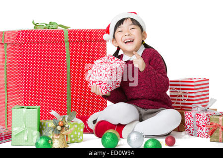 Felice ragazza con i regali di Natale Foto Stock