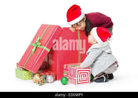 Sorella e fratello di unwrapping regalo di Natale Foto Stock