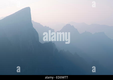 Foggy mountan paesaggio paesaggio Tianmen Mountain National Park, Zhangjiajie, Hunan, Cina Foto Stock