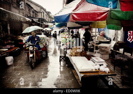 Street market alimentare durante la pioggia in Zhangjiajie, Hunan, Cina 2014 Foto Stock