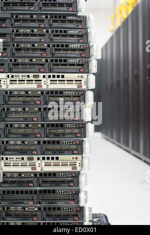 Stack di server. Più server sulla parte superiore di ogni altro in un data center. Foto Stock