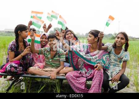 Indian famiglia rurale bandiera il giorno di indipendenza Foto Stock