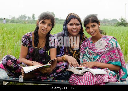 Rurale indiano madre e figlia studio Foto Stock