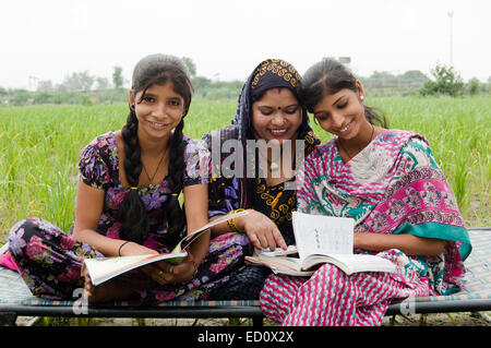 Rurale indiano madre e figlia studio Foto Stock