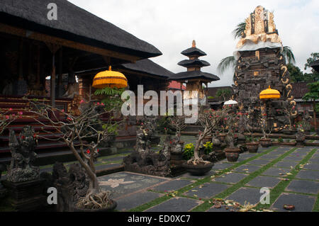 Pura Desa Tempio. Ubud. La principale città "tempio" in centro, di fronte Ary il Warung. I principali templi in Ubud sono locati Foto Stock